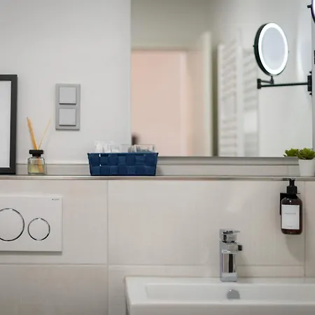 Apartment Blu -modern Interior Design In Centre- Close To Hbf & Uni