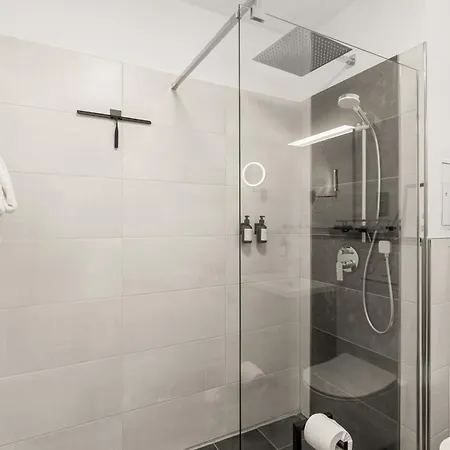 Blu -modern Interior Design In Centre- Close To Hbf & Uni *